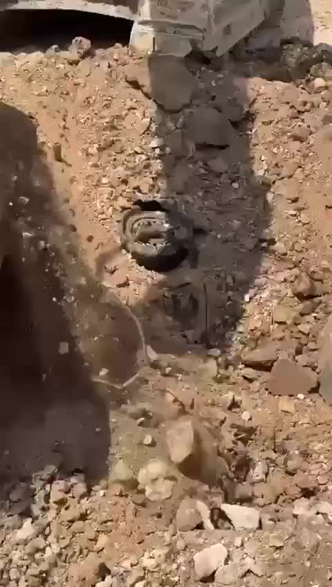 العثور على السيارة المدفونة على جسر القاسمية جراء الغارات