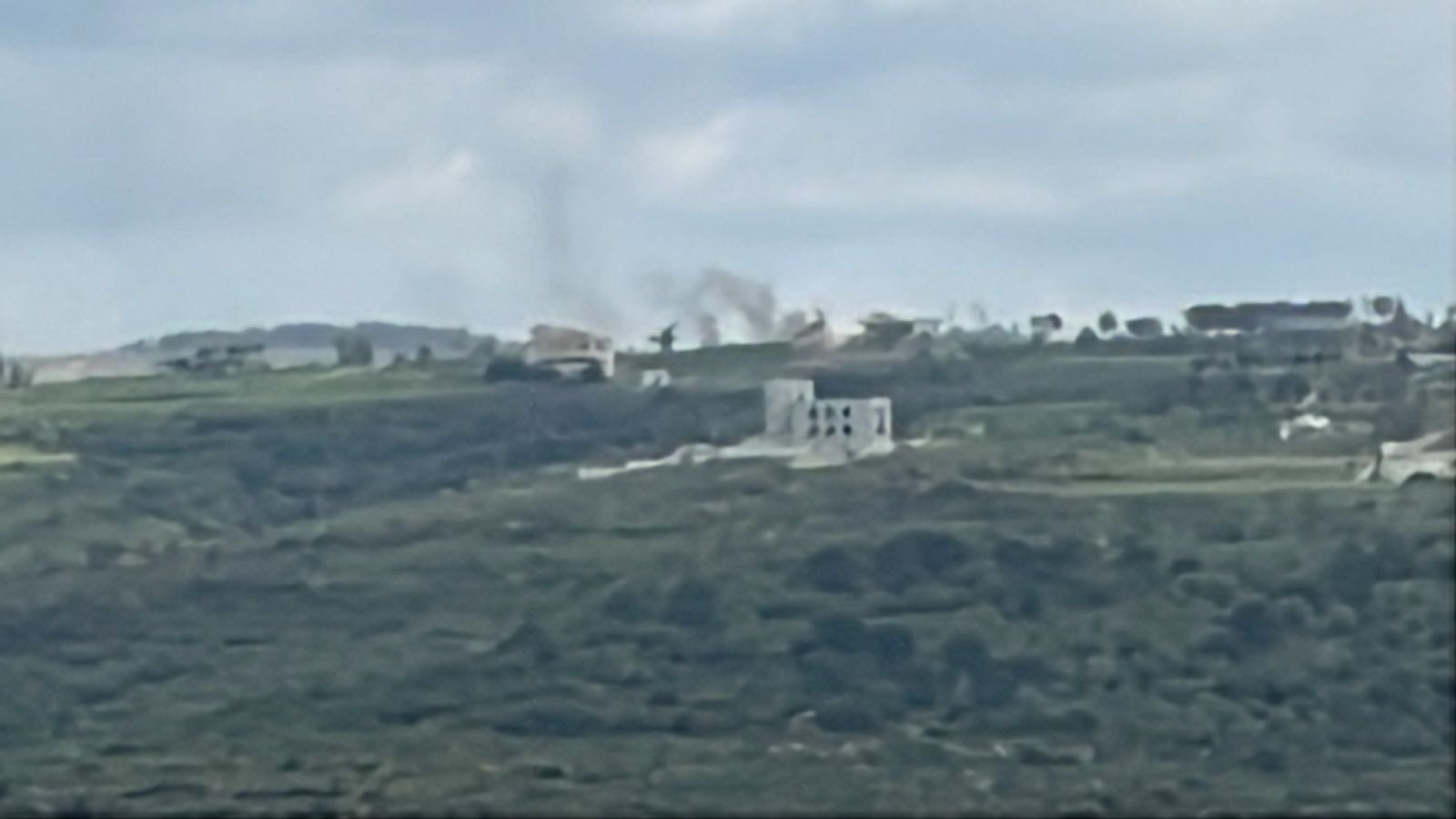 قصف مدفعي إسرائيلي على حولا وعمليات تجريف في بيت ليف وتفجير في طير حرفا