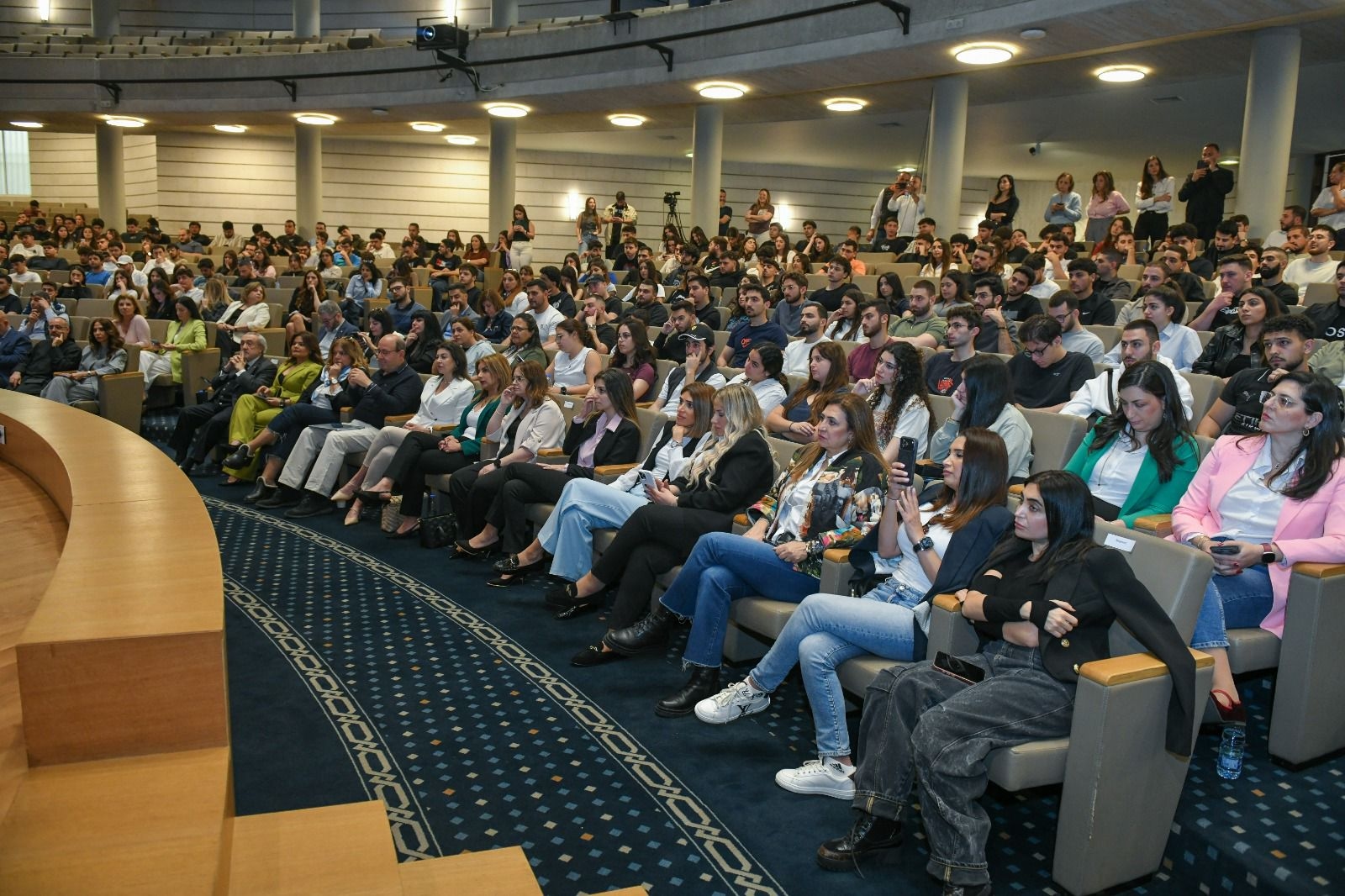 القيادة في زمن الحرب: سلسلة محاضرات في جامعة الروح القدس – الكسليك بمشاركة كارلوس غصن ونهلا بو دياب