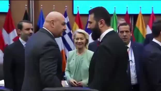 عون يصافح الشرع