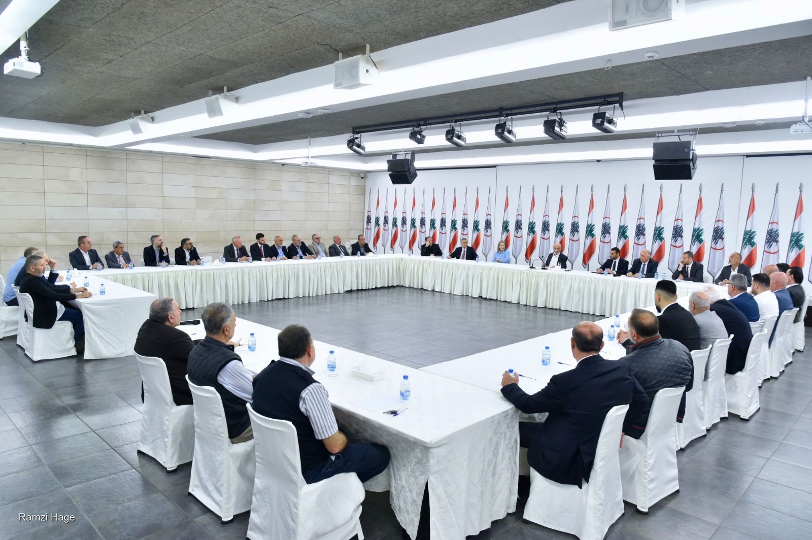 جعجع يلتقي وفد بلديات الشريط الحدودي: دعم صمود القرى الحدودية وتأمين احتياجاتها أولوية