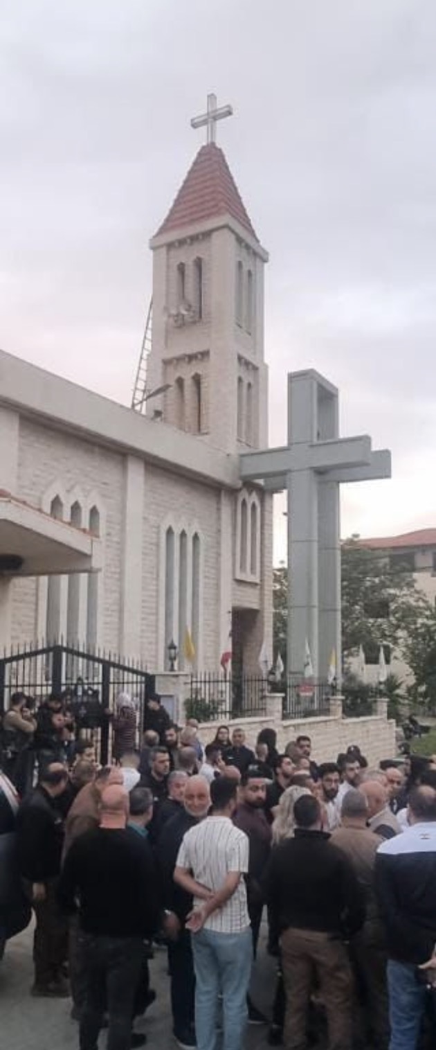 توتر في الفنار العمارية بعد اعتداء على كاهن ومصلّين… انتشار أمني وتجمّع احتجاجي