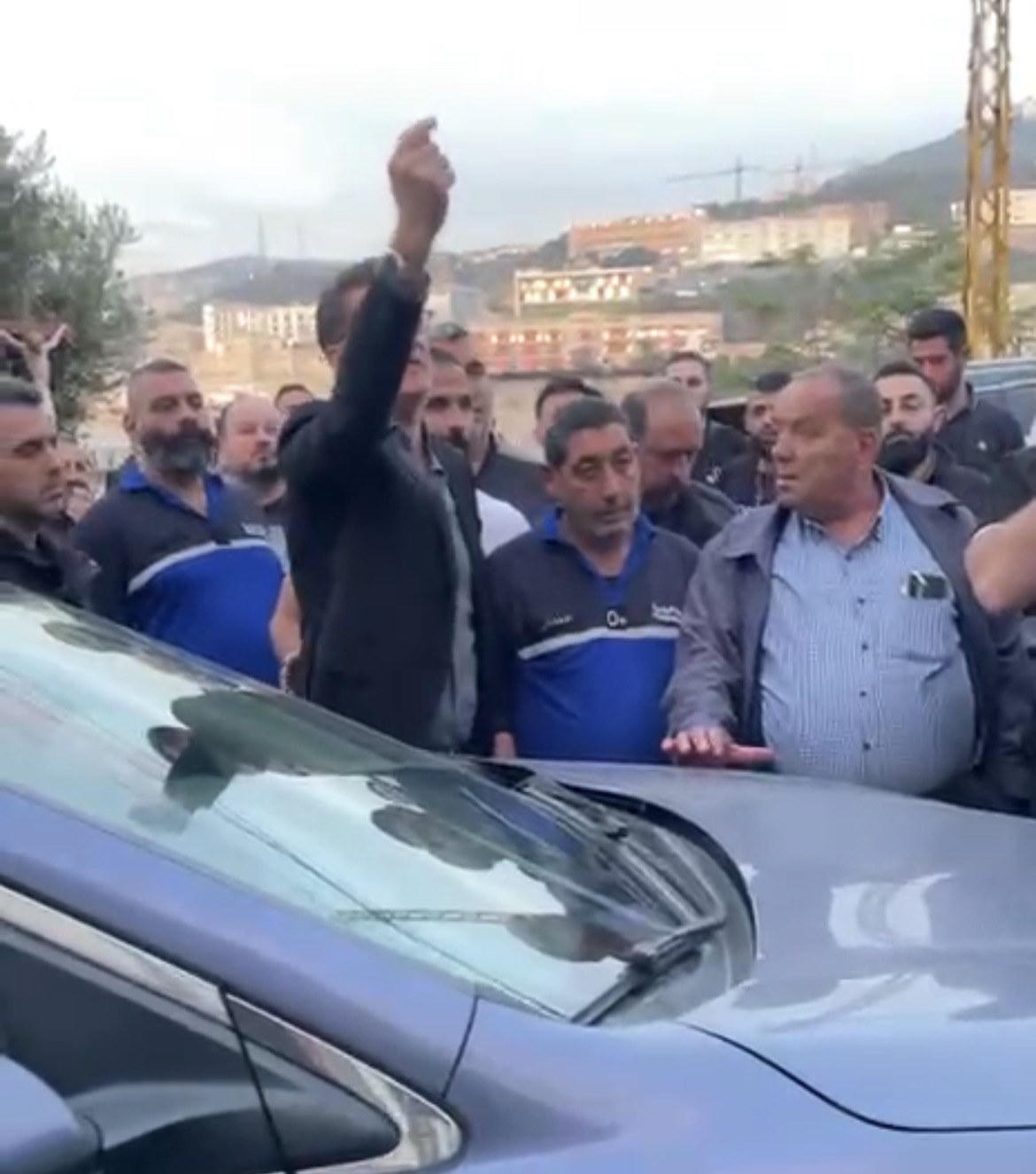 بالفيديو -قطع طريق  الفنار–العمارية احتجاجاً على الاعتداء على كاهن الرعية وتوتر أمني في المنطقة