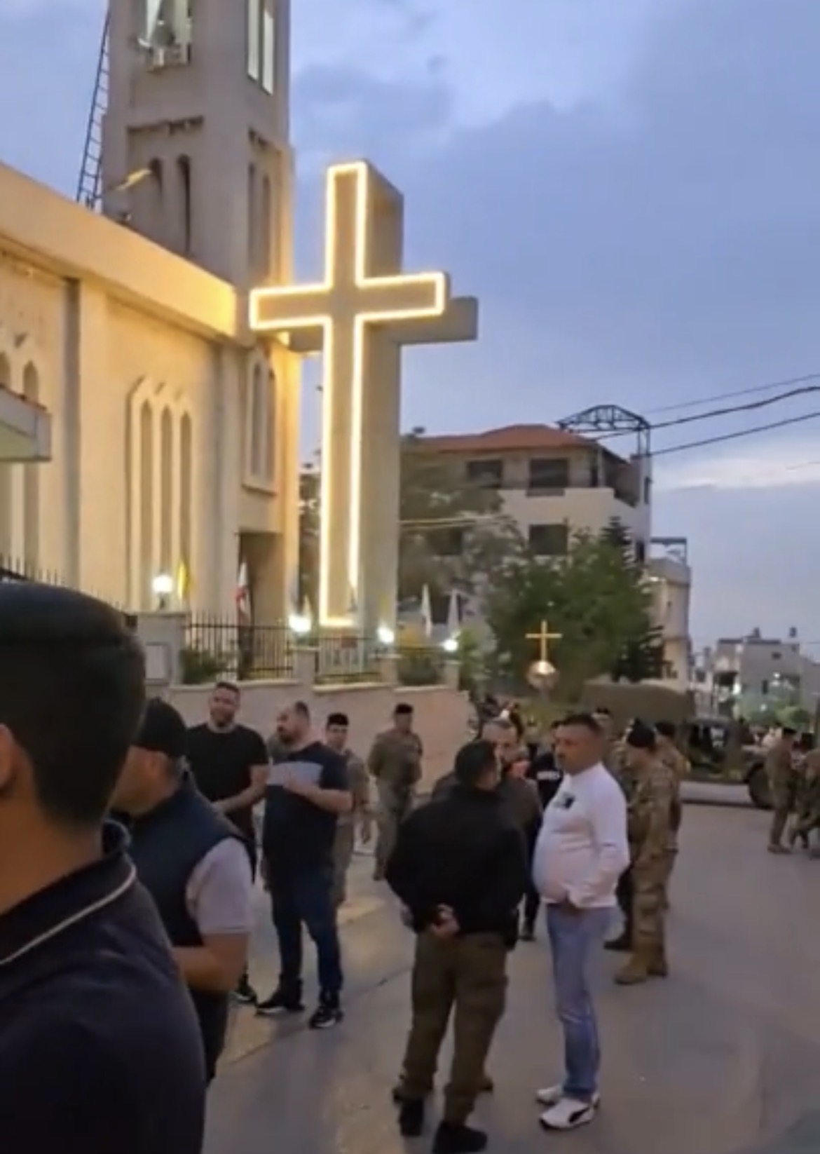 تسليم المعتدين على كاهن الفنار إلى شعبة المعلومات وانتشار للجيش وإعادة فتح الطريق