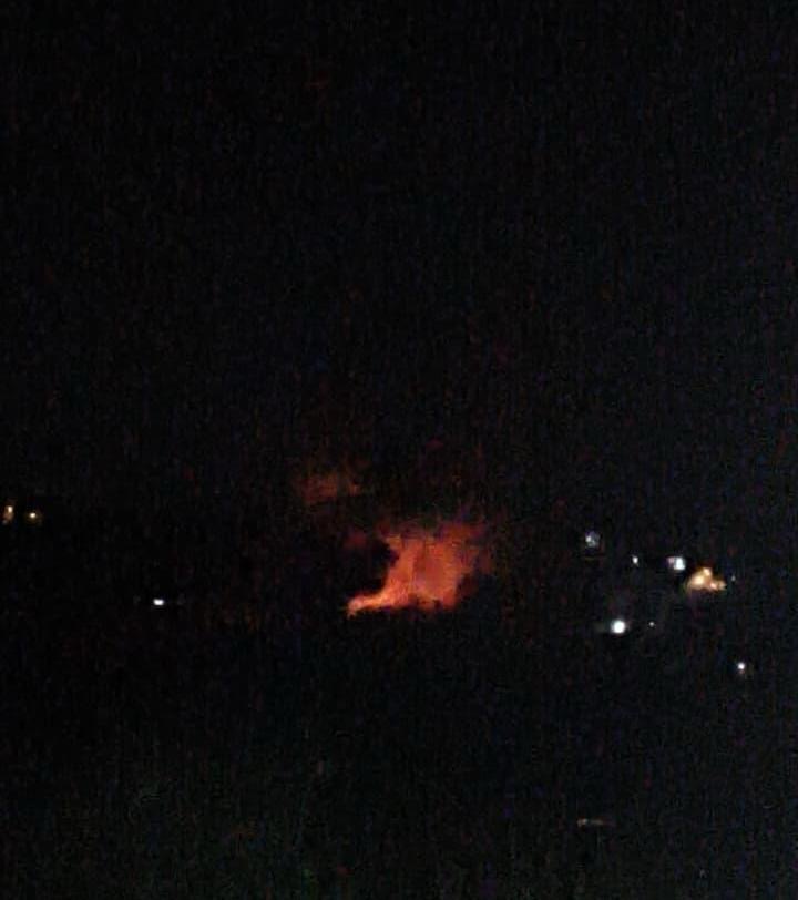 غارات إسرائيلية تستهدف محيط خربة سلم وزبقين وإلقاء بالونات حرارية في الجنوب