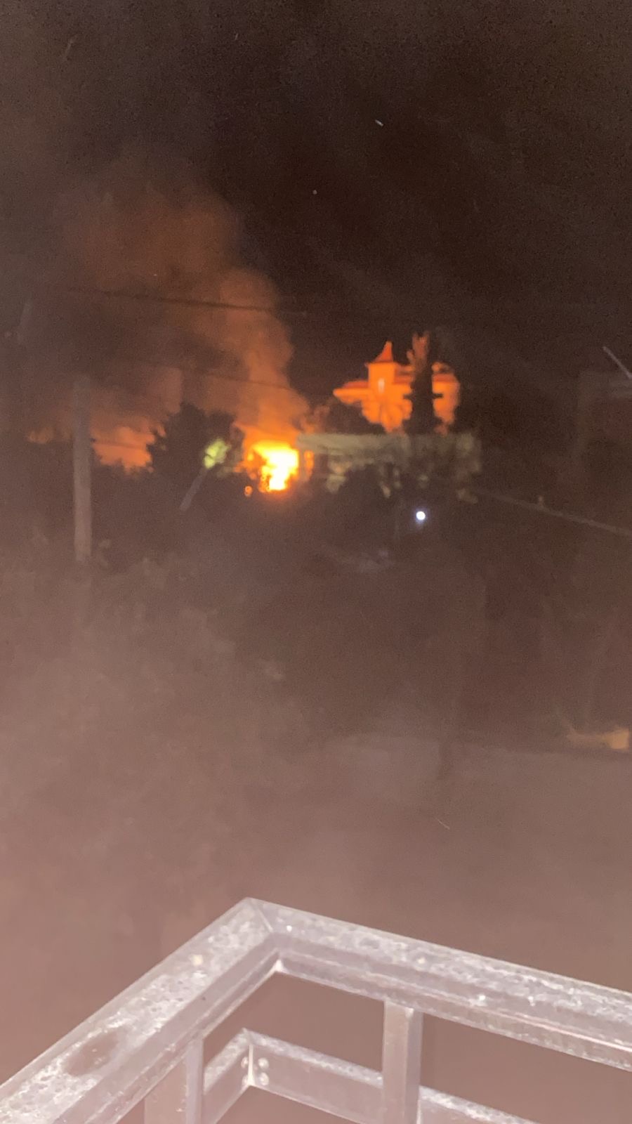 تصعيد ليلي في جنوب لبنان: قصف مدفعي وغارات جوية وعمليات نسف