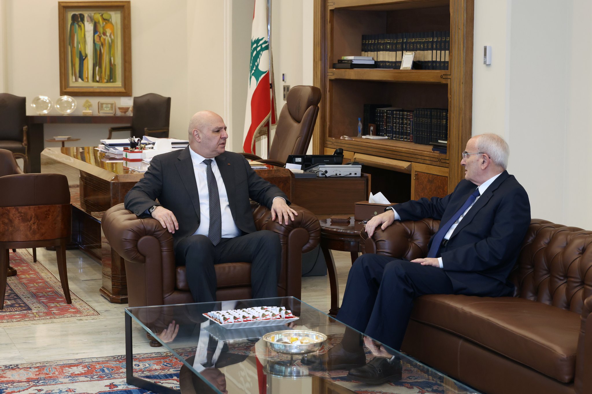 رئيس الجمهورية عرض التطورات الأمنية  مع  وزيري الدفاع والداخلية وقائد الجيش