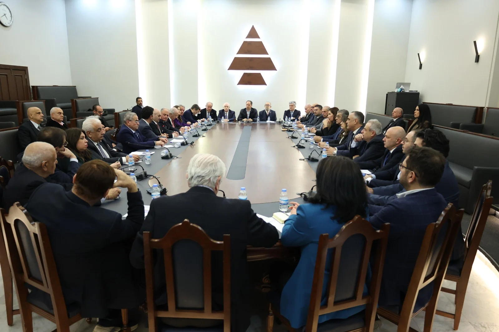 الكتائب يدعم مسار الدولة التفاوضي: لا يحق لميليشيا محظورة فرض إرادتها على اللبنانيين