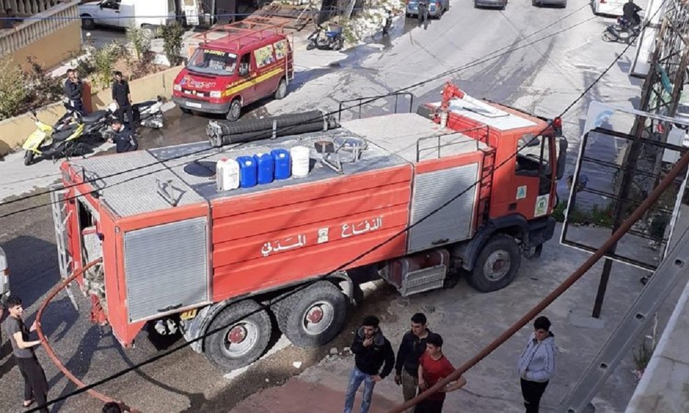 عناصر من الدفاع المدني محاصرون تحت الأنقاض