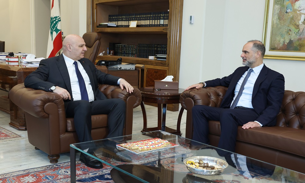 رسامني عرض على عون عمل وزارة الأشغال وحركة المطار