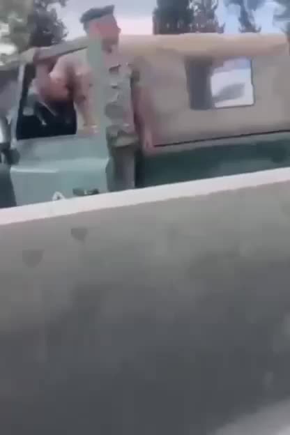 انقلاب شاحنة أمام المدرسة الحربية في الفياضية يقطع الطريق ويوقع إصابات وزحمة سير خانقة