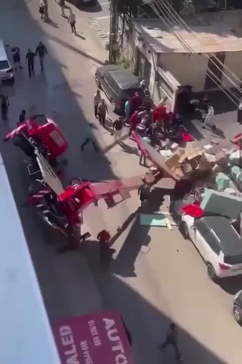 إصابة شخصين بانقلاب شاحنة على أوتوستراد جل الديب بسبب حمولة زائدة