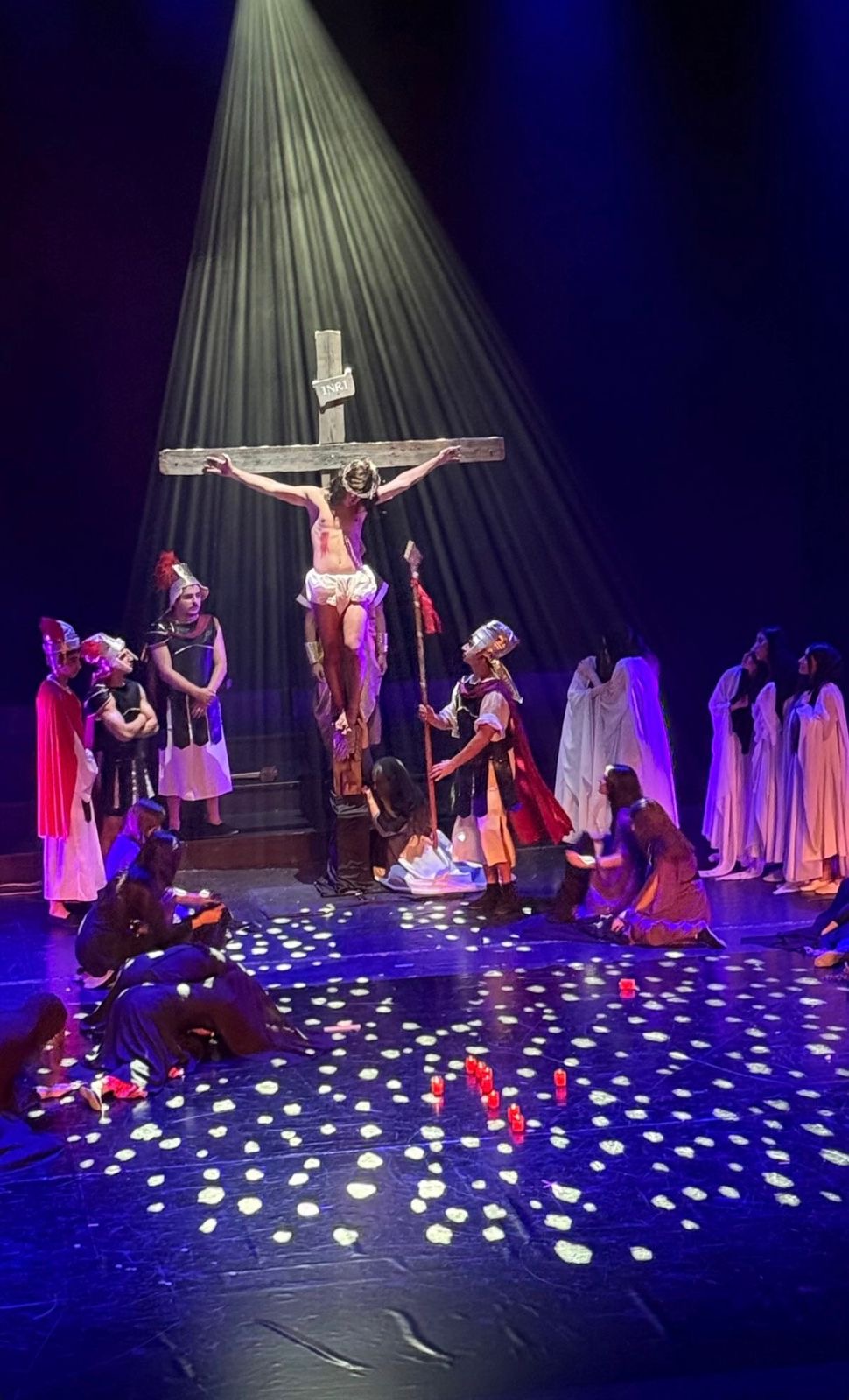 بالفيديو والصور- “حكاية عمر”… إبداع مسرحي لتلامذة ثانوية مار اسطفان على خشبة كازينو لبنان