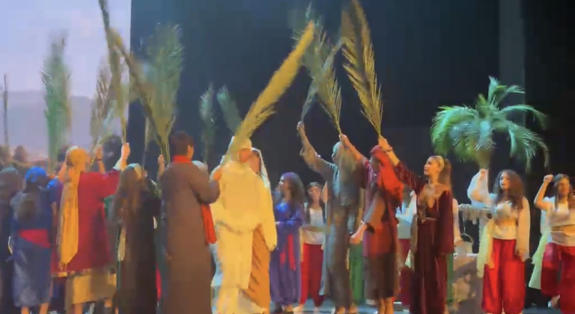 بالفيديو والصور- “حكاية عمر”… إبداع مسرحي لتلامذة ثانوية مار اسطفان على خشبة كازينو لبنان