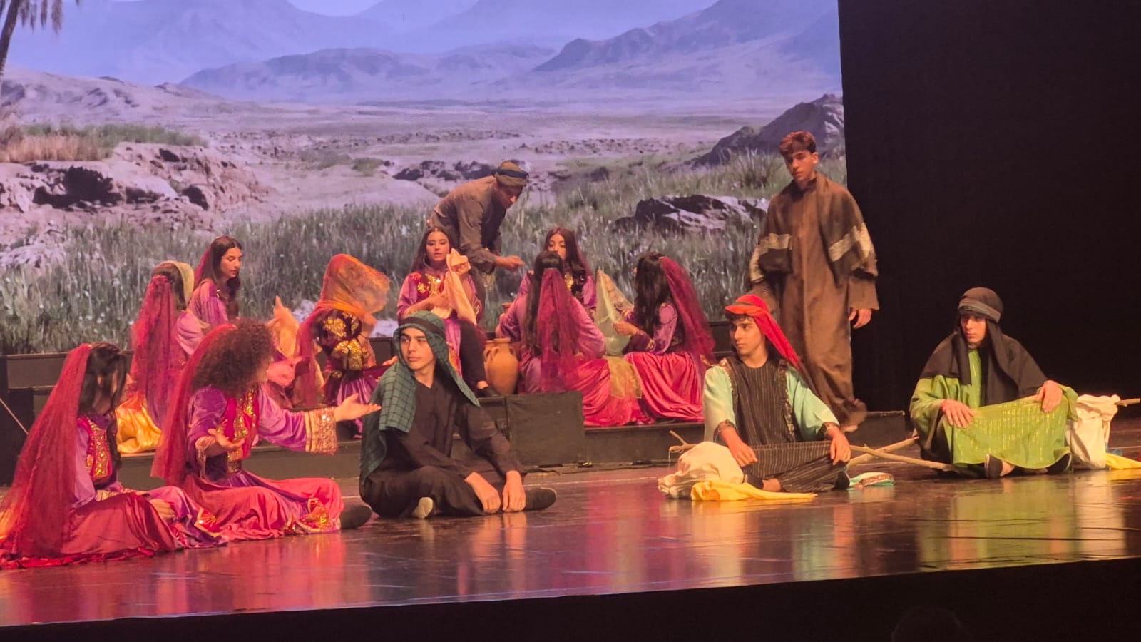 بالفيديو والصور- “حكاية عمر”… إبداع مسرحي لتلامذة ثانوية مار اسطفان على خشبة كازينو لبنان