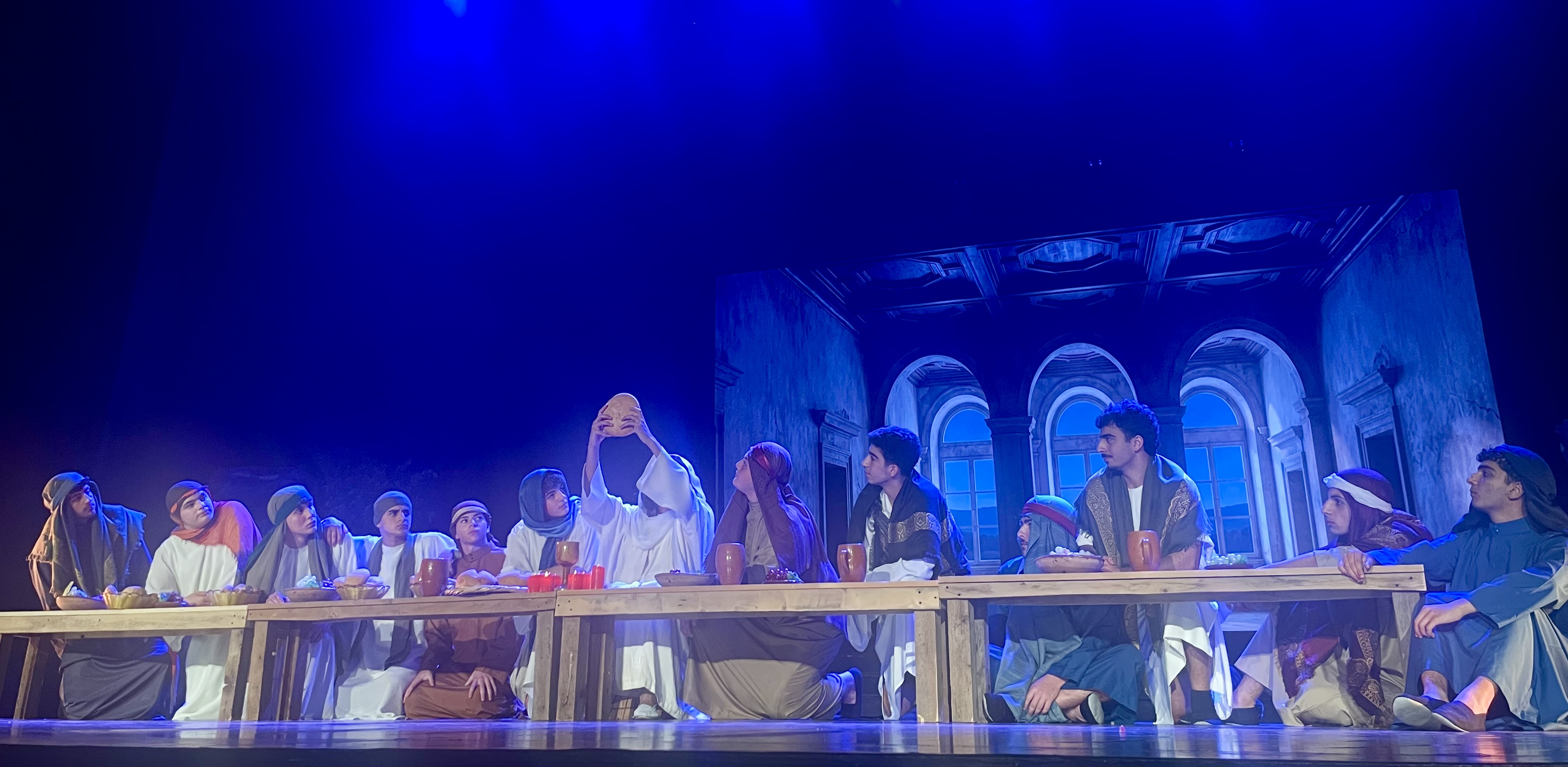 بالفيديو والصور- “حكاية عمر”… إبداع مسرحي لتلامذة ثانوية مار اسطفان على خشبة كازينو لبنان