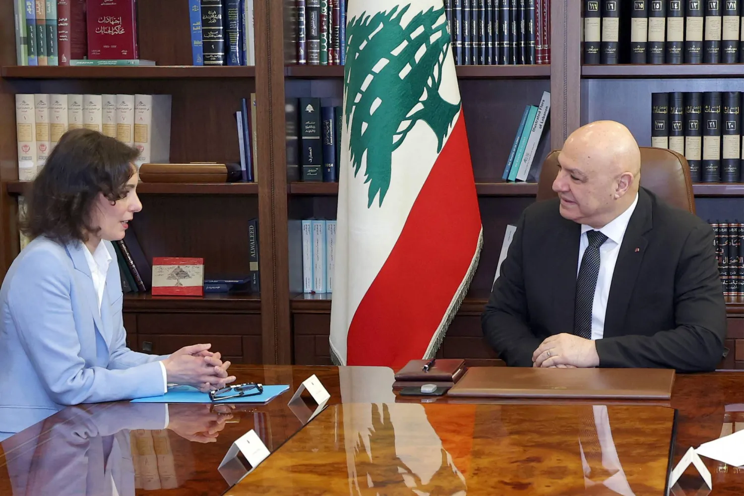 تشكيل فريق لبناني داعم للمفاوضات مع إسرائيل وعون يتمسك بوقف النار
تفعيل الحضور الأمني والقضائي للدولة اللبنانية استعداداً لاستضافتها في واشنطن