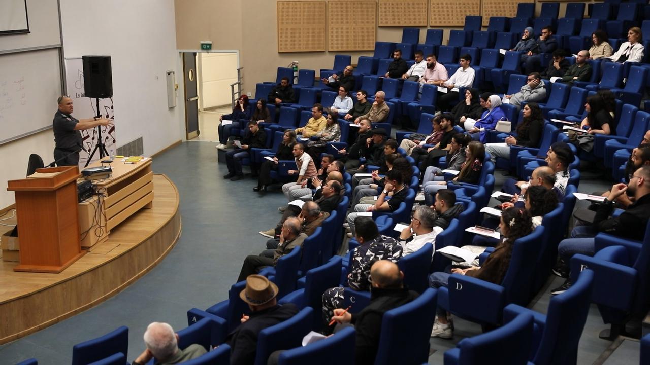 العقيد أنطوان طعمه يحيي ندوة حول الاستماع والنقد الموسيقي في كلية الفنون الجميلة في الكورة