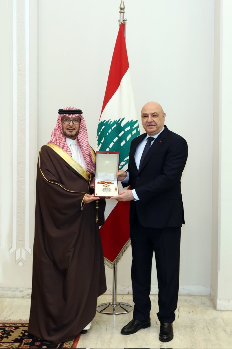 رئيس الجمهورية يقلّد السفير السعودي وسام الأرز الوطني ويؤكد متانة العلاقات بين البلدين