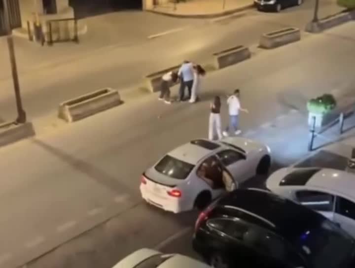 بالفيديو - “معركة الموقف” في جونية… شدّ شعر وعراك بالأيدي يشعل الطريق العام!