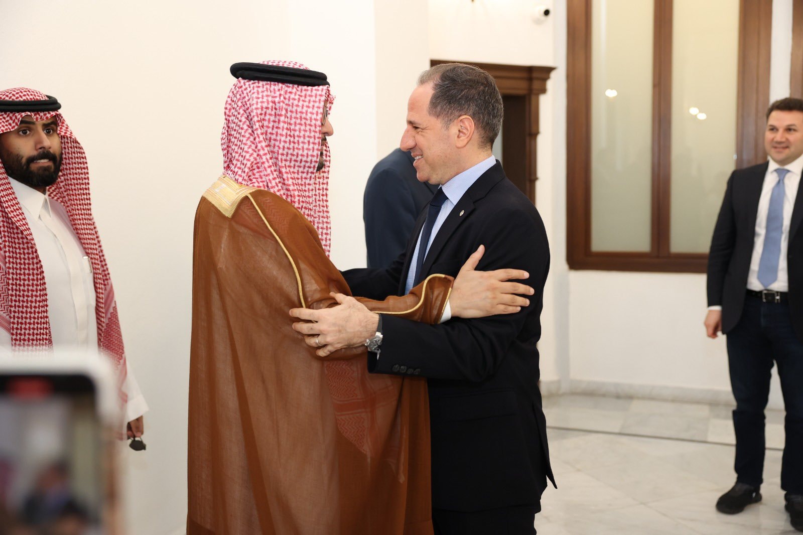 الجميل التقى بخاري في زيارة وداعية