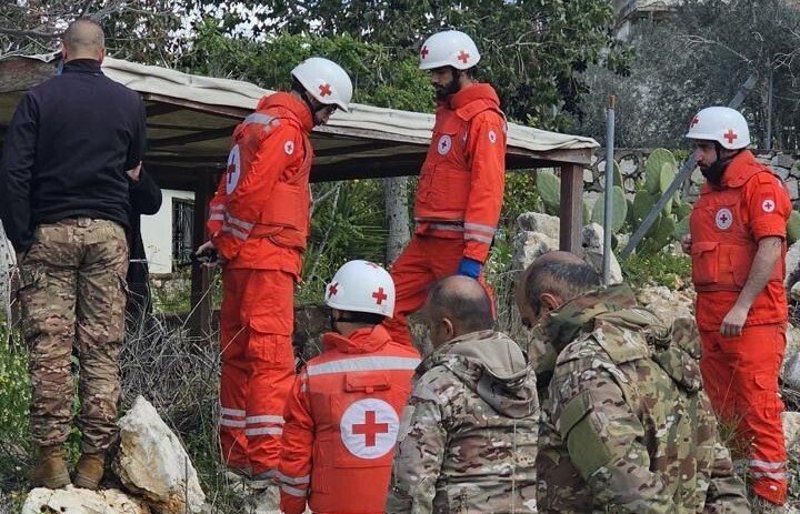 الصليب الأحمر والجيش يُخلون عائلات وعمالاً محاصرين في ميفدون… وانتشال جثة ضحية بنغلادشية