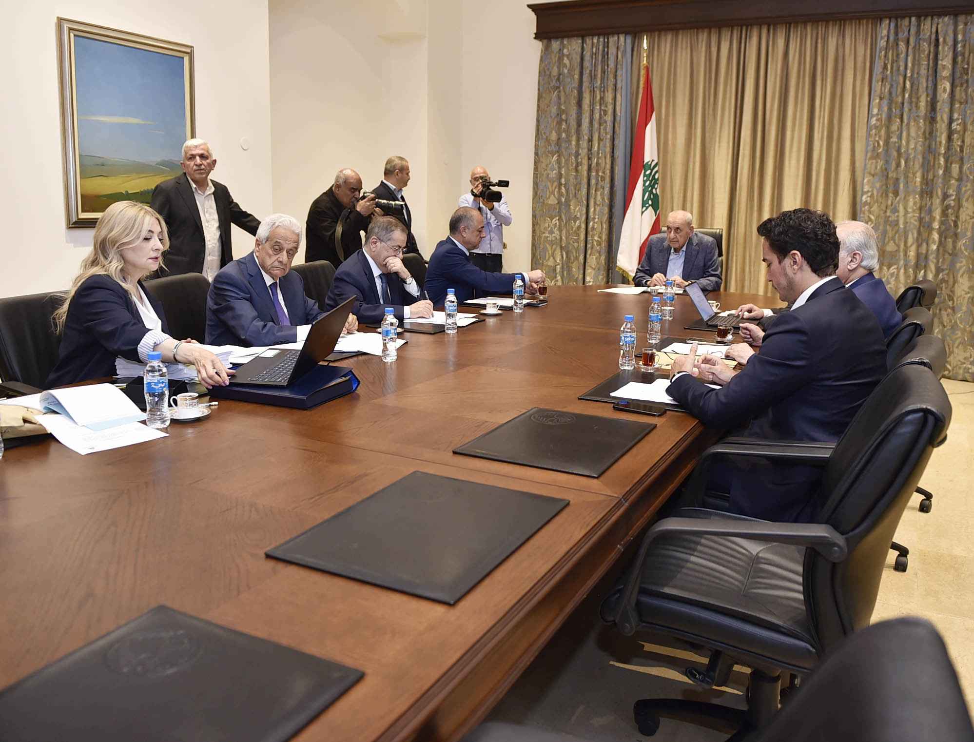 ضغط عسكري ودبلوماسي على لبنان.. واستياء من عدم الالتزام بالتعهدات!<br />
إقرار قانون العفو غداً سلة واحدة والاستثناءات تشمل الارهاب والاعتداء على العسكريِّين والمخدرات