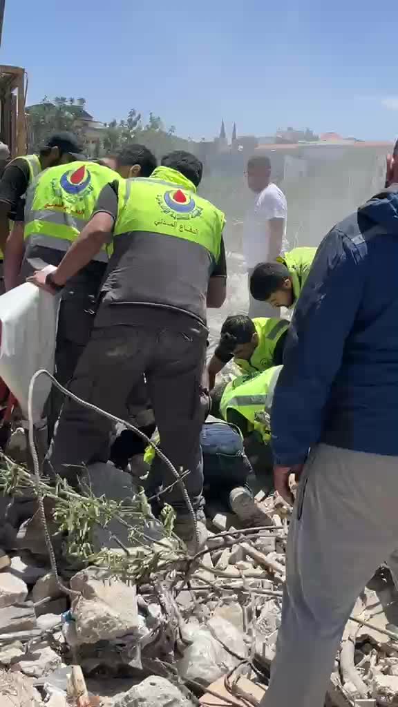 بالفيديو: محاولة انتشال شخص من تحت الأنقاض في بلدة ديرقانون النهر