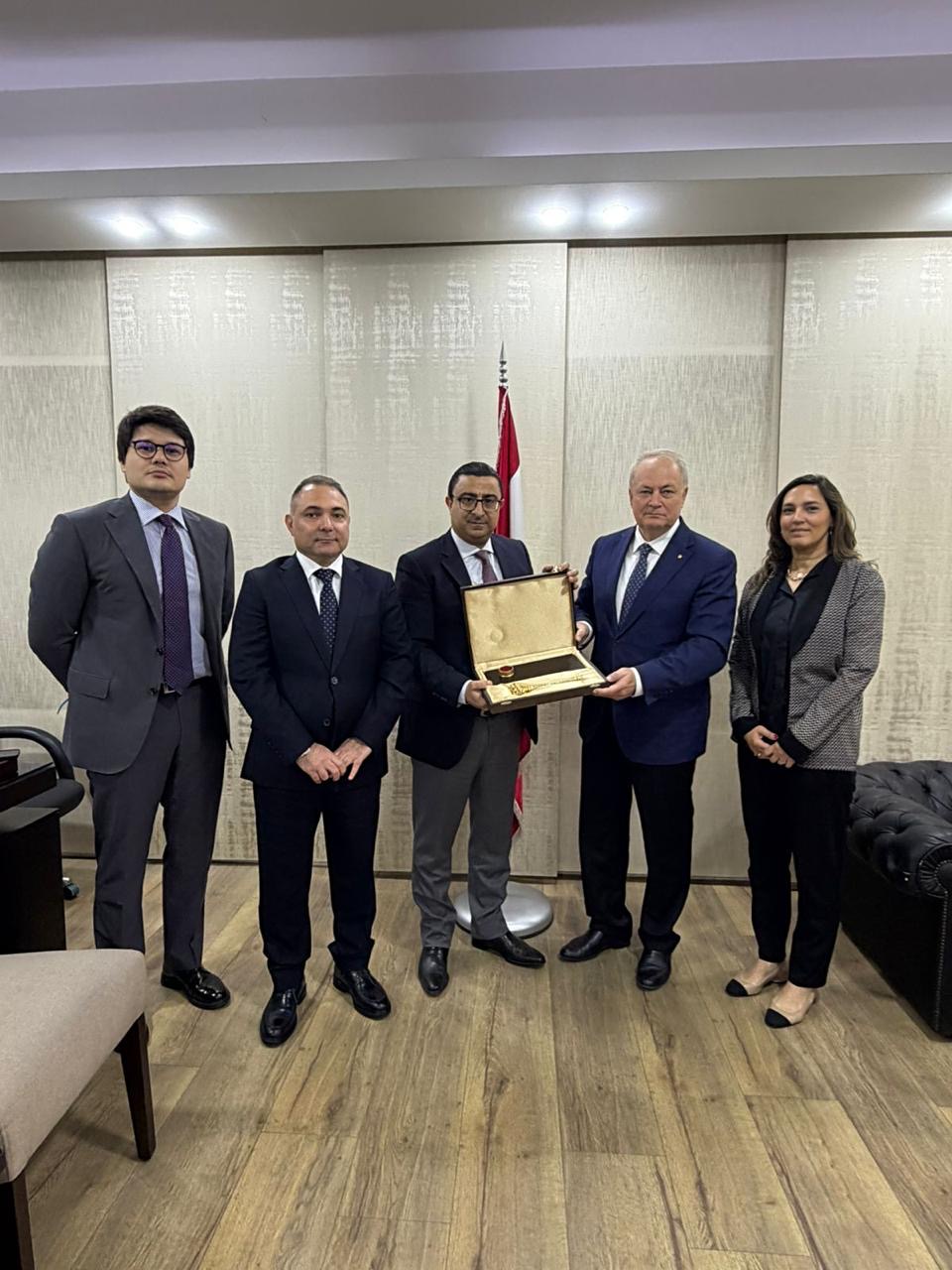 السفير الروسي يهنّئ مدعي عام التمييز ويقدّم له درعاً تقديرياً