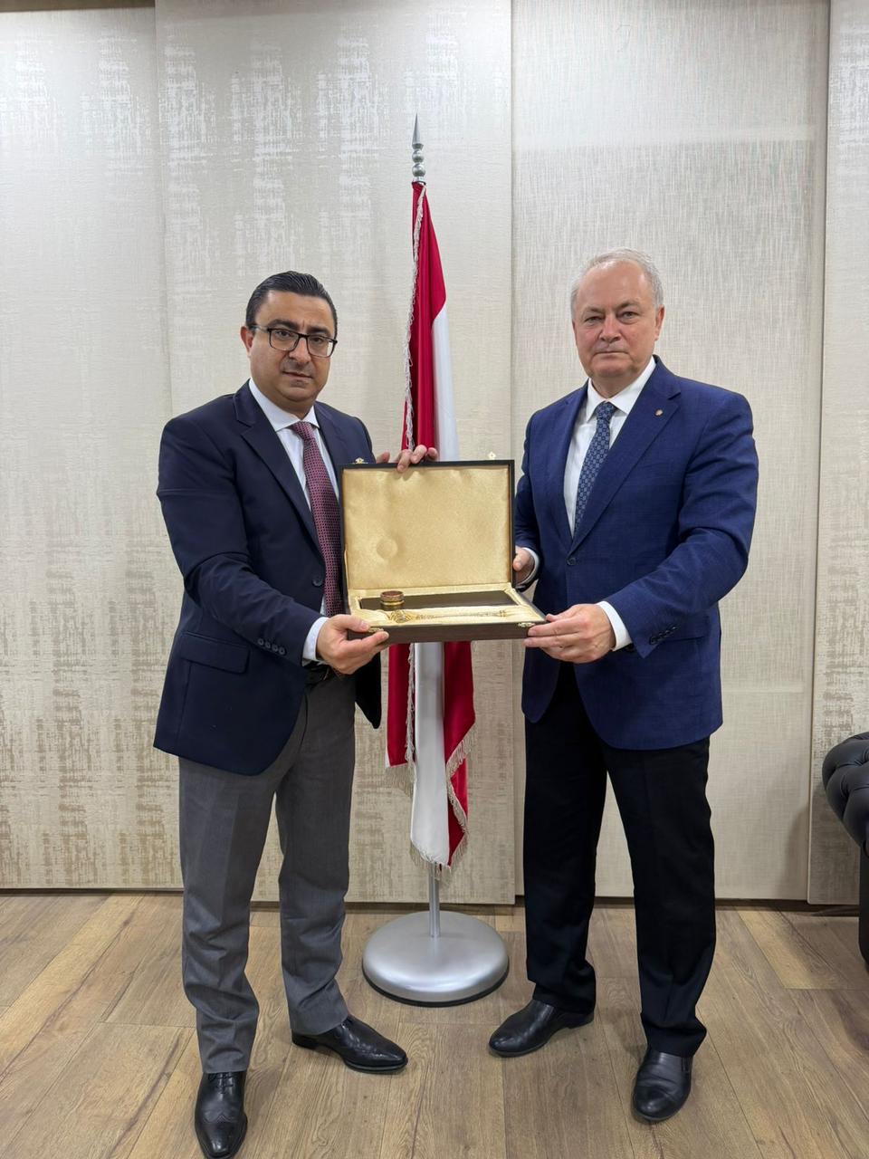 السفير الروسي يهنّئ مدعي عام التمييز ويقدّم له درعاً تقديرياً