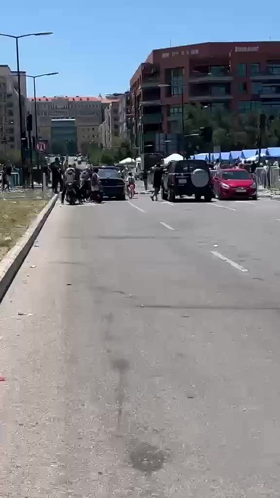 قطع الطريق في البيال احتجاجًا على نقل خيم النازحين (فيديو)